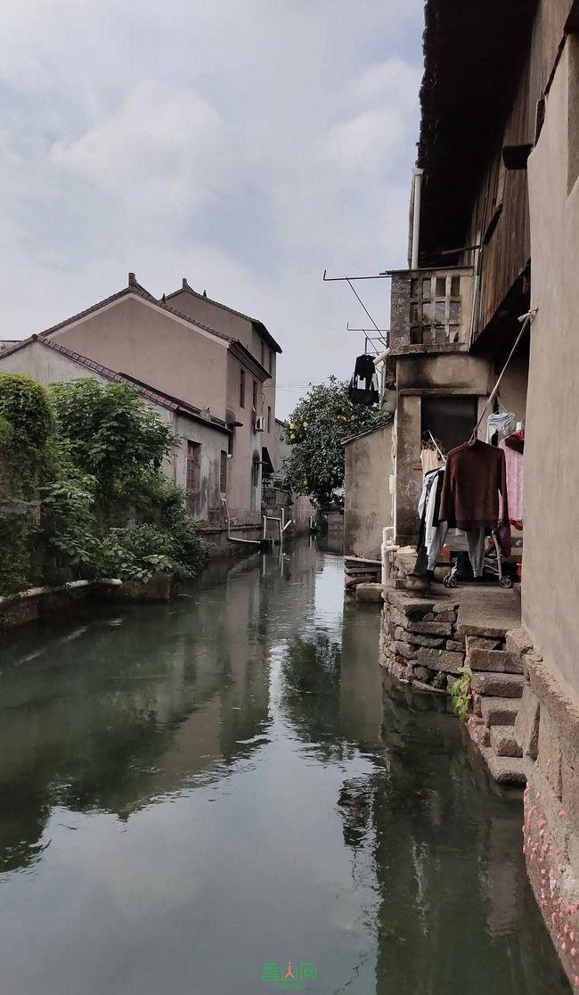 躺在床上的助浴新体验 杭州这项上门助浴服务解决老人“洗澡难题”